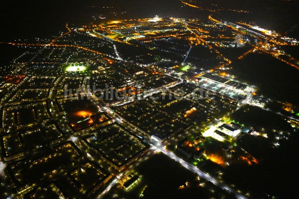 Nacht-Luftaufnahme Eisenhüttenstadt - Nachtluftbild Stadtzentrum im Innenstadtbereich in Eisenhüttenstadt im Bundesland Brandenburg, Deutschland