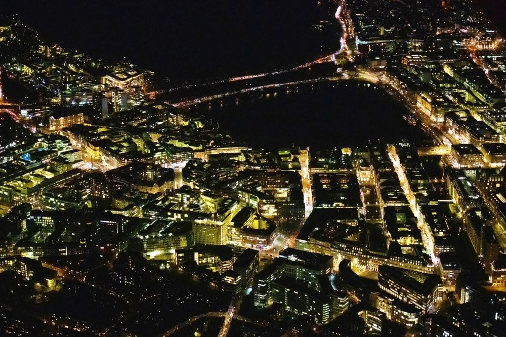Hamburg bei Nacht von oben - Nachtluftbild Stadtzentrum im Innenstadtbereich in Hamburg