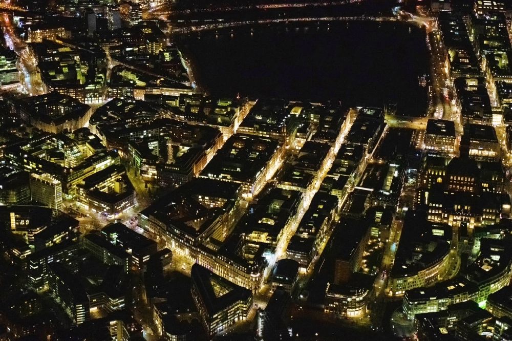 Hamburg bei Nacht aus der Vogelperspektive: Nachtluftbild Stadtzentrum im Innenstadtbereich in Hamburg