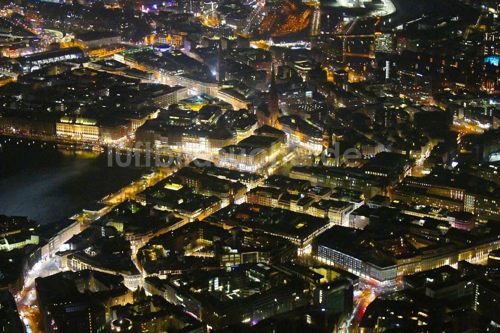 Hamburg bei Nacht aus der Vogelperspektive: Nachtluftbild Stadtzentrum im Innenstadtbereich in Hamburg, Deutschland