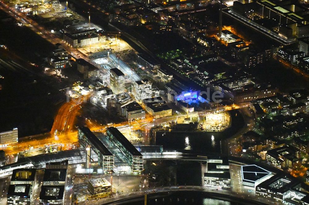 Nachtluftbild Berlin - Nachtluftbild Stadtzentrum im Innenstadtbereich mit dem Hauptbahnhof am Regierungsviertel am Ufer des Flußverlaufes der Spree im Ortsteil Tiergarten in Berlin, Deutschland
