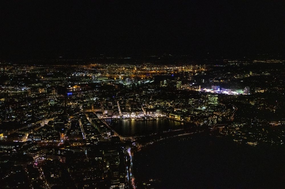 Hamburg bei Nacht aus der Vogelperspektive: Nachtluftbild Stadtzentrum im Innenstadtbereich mit Innen und Außenalster in Hamburg