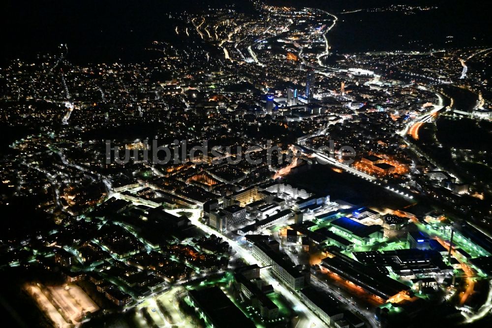 Jena bei Nacht von oben - Nachtluftbild Stadtzentrum im Innenstadtbereich in Jena im Bundesland Thüringen, Deutschland