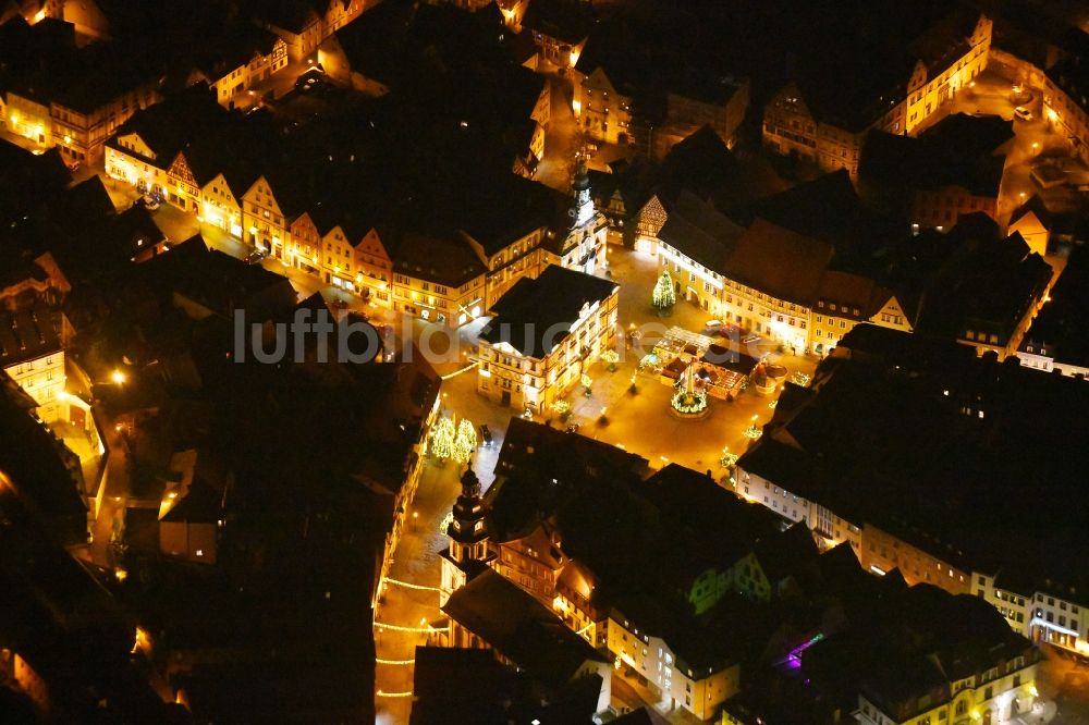 Kulmbach bei Nacht von oben - Nachtluftbild Stadtzentrum im Innenstadtbereich in Kulmbach im Bundesland Bayern, Deutschland