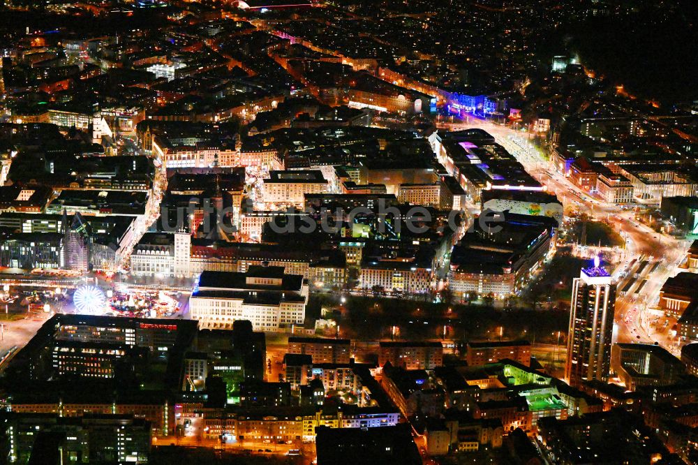 Leipzig bei Nacht von oben - Nachtluftbild Stadtzentrum im Innenstadtbereich in Leipzig im Bundesland Sachsen, Deutschland