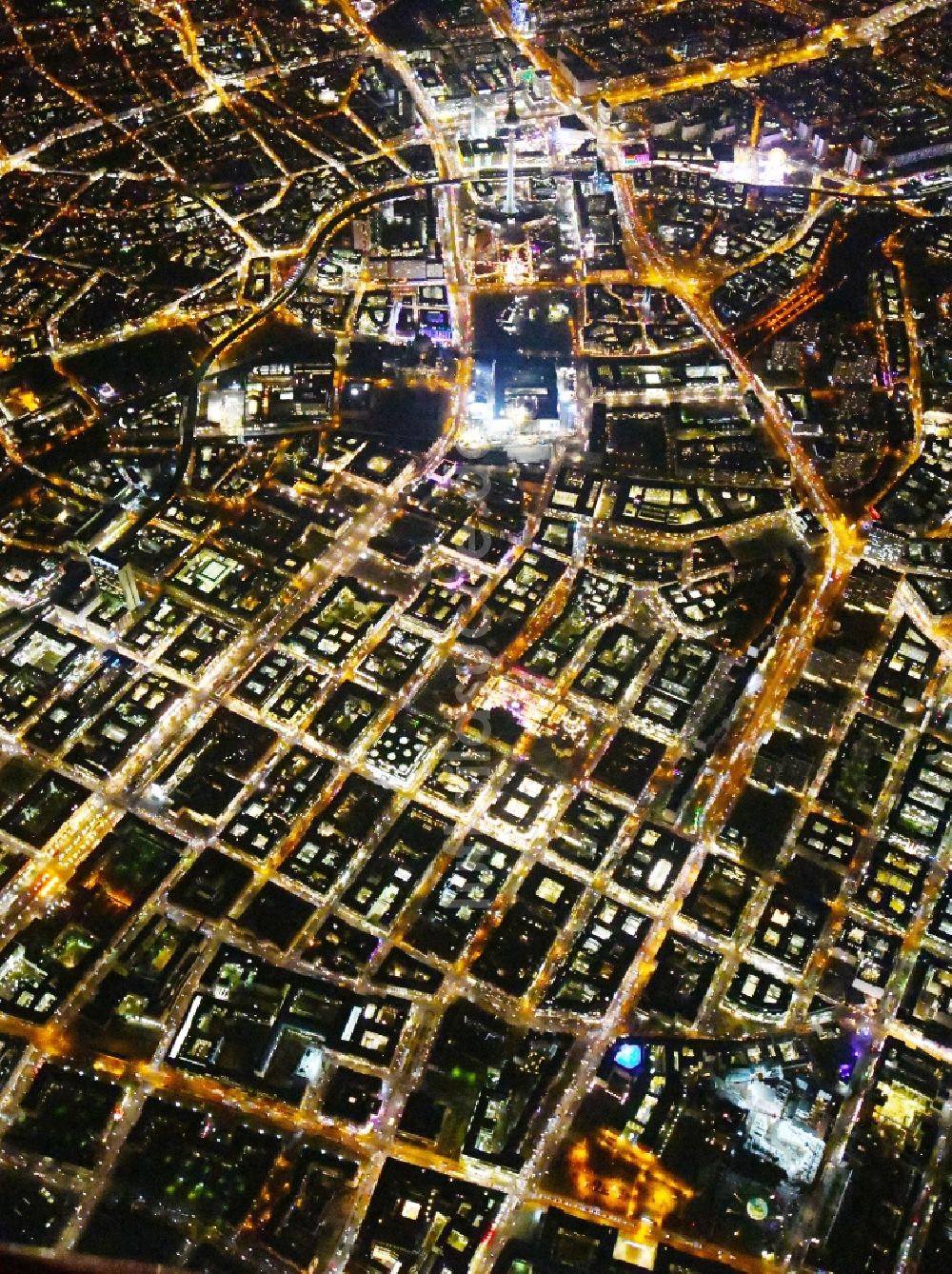 Berlin bei Nacht aus der Vogelperspektive: Nachtluftbild Stadtzentrum im Innenstadtbereich in Mitte in Berlin, Deutschland