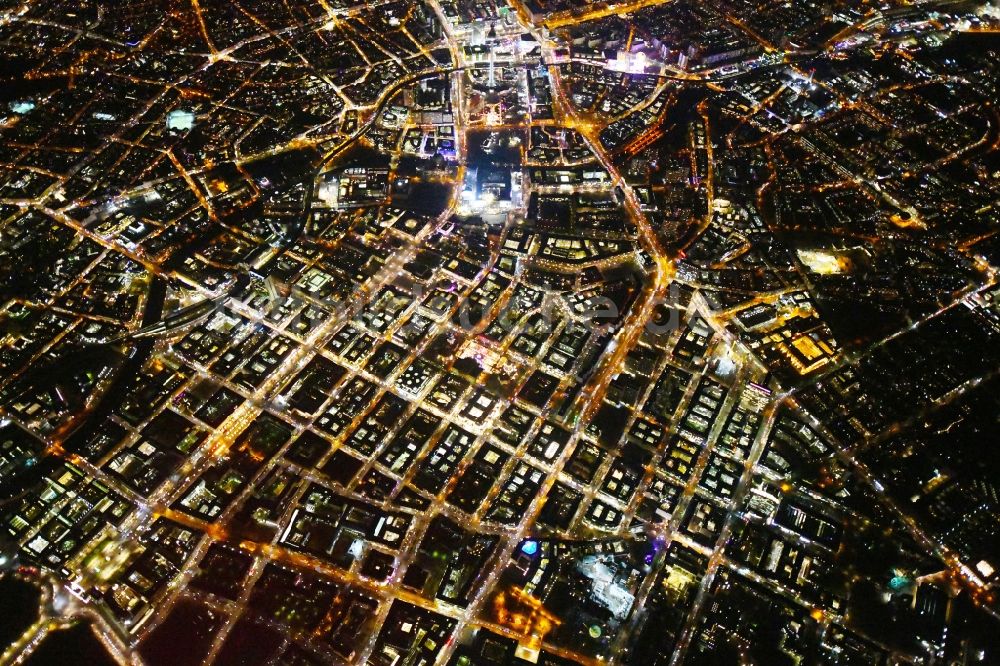 Nachtluftbild Berlin - Nachtluftbild Stadtzentrum im Innenstadtbereich in Mitte in Berlin, Deutschland