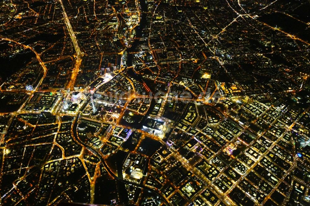 Nacht-Luftaufnahme Berlin - Nachtluftbild Stadtzentrum im Innenstadtbereich in Mitte in Berlin, Deutschland
