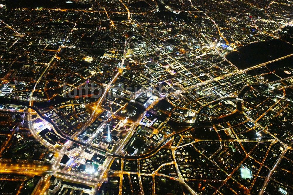 Nacht-Luftaufnahme Berlin - Nachtluftbild Stadtzentrum im Innenstadtbereich in Mitte in Berlin, Deutschland