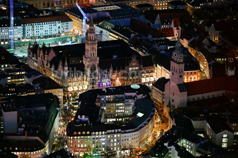 München bei Nacht aus der Vogelperspektive: Nachtluftbild Stadtzentrum im Innenstadtbereich in München im Bundesland Bayern, Deutschland