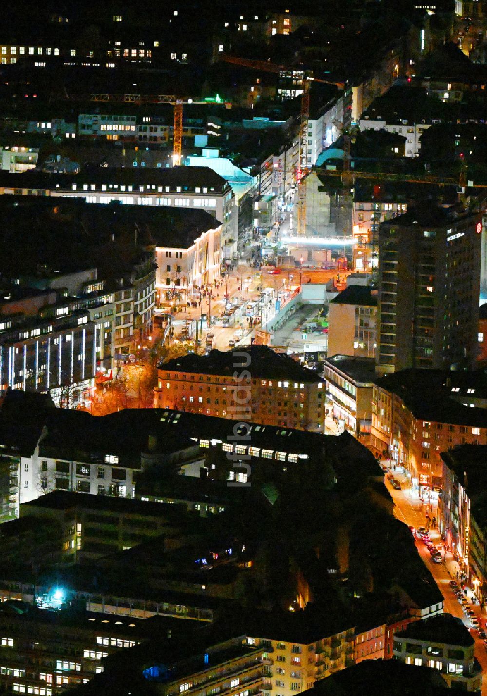 München bei Nacht von oben - Nachtluftbild Stadtzentrum im Innenstadtbereich in München im Bundesland Bayern, Deutschland