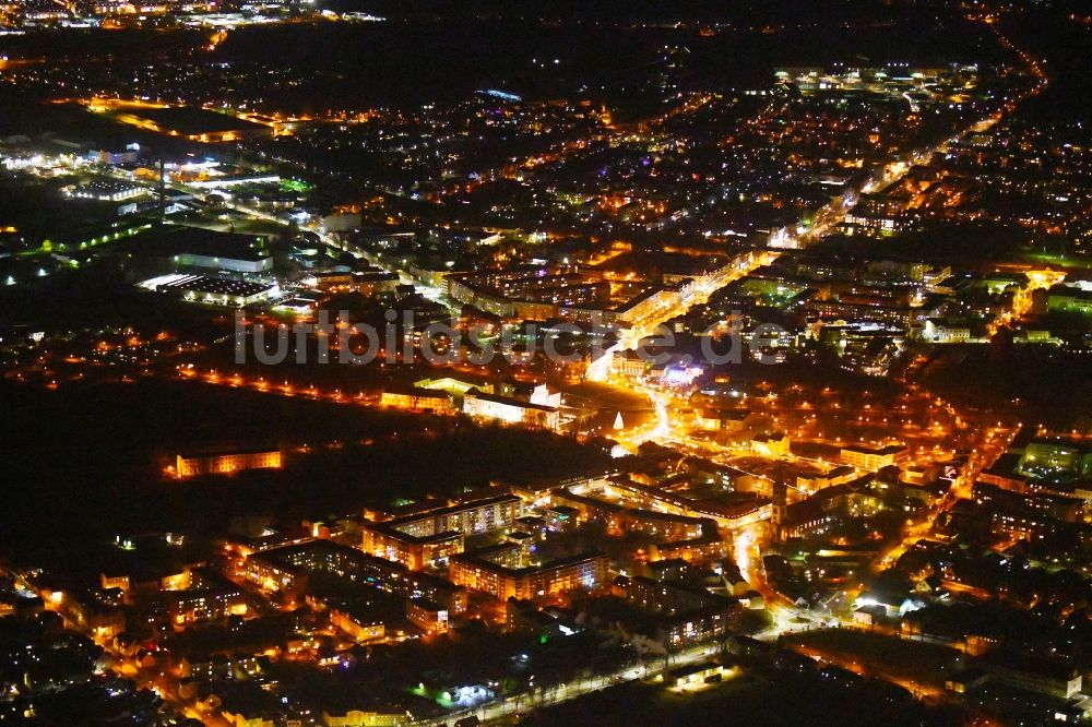 Nacht-Luftaufnahme Oranienburg - Nachtluftbild Stadtzentrum im Innenstadtbereich in Oranienburg im Bundesland Brandenburg, Deutschland