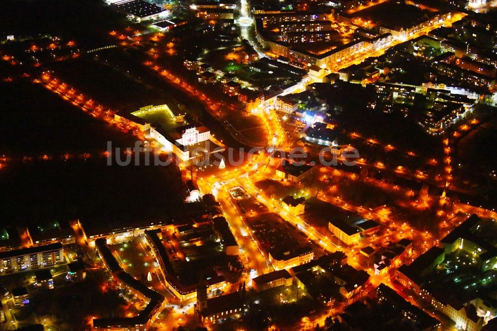 Nacht-Luftaufnahme Oranienburg - Nachtluftbild Stadtzentrum im Innenstadtbereich in Oranienburg im Bundesland Brandenburg, Deutschland
