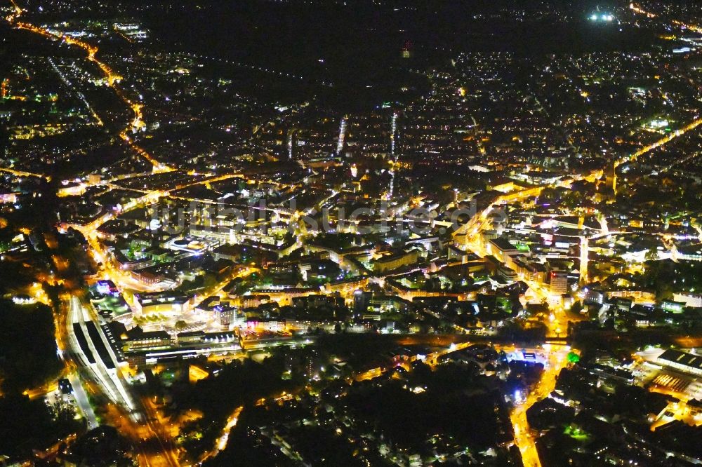 Osnabrück bei Nacht aus der Vogelperspektive: Nachtluftbild Stadtzentrum im Innenstadtbereich in Osnabrück im Bundesland Niedersachsen, Deutschland