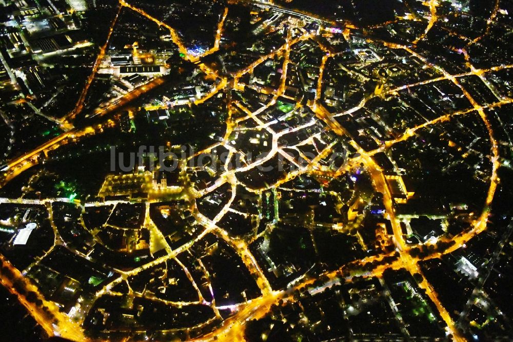 Nacht-Luftaufnahme Osnabrück - Nachtluftbild Stadtzentrum im Innenstadtbereich in Osnabrück im Bundesland Niedersachsen, Deutschland