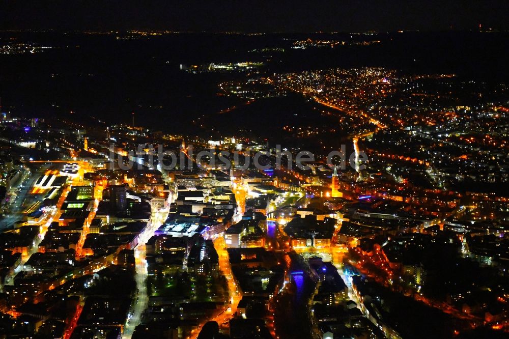 Pforzheim bei Nacht aus der Vogelperspektive: Nachtluftbild Stadtzentrum im Innenstadtbereich in Pforzheim im Bundesland Baden-Württemberg, Deutschland