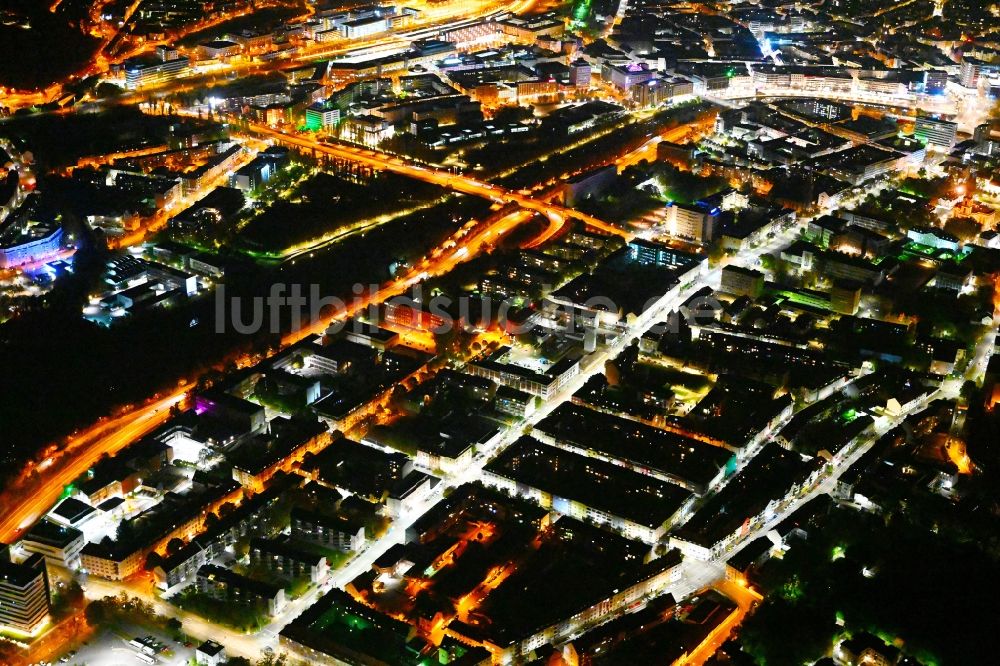 Saarbrücken bei Nacht aus der Vogelperspektive: Nachtluftbild Stadtzentrum im Innenstadtbereich in Saarbrücken im Bundesland Saarland, Deutschland