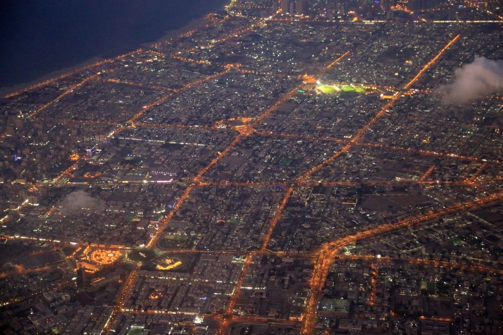 Sharjah bei Nacht aus der Vogelperspektive: Nachtluftbild Stadtzentrum im Innenstadtbereich Schardscha in Sharjah in Vereinigte Arabische Emirate