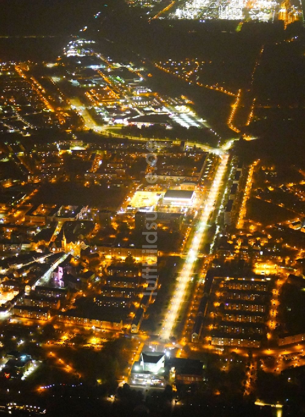Nacht-Luftaufnahme Schwedt/Oder - Nachtluftbild Stadtzentrum im Innenstadtbereich in Schwedt/Oder im Bundesland Brandenburg, Deutschland