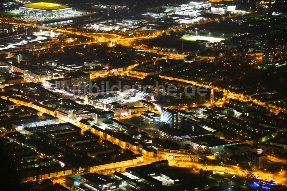 Wolfsburg bei Nacht von oben - Nachtluftbild Stadtzentrum im Innenstadtbereich der Stadtmitte in Wolfsburg im Bundesland Niedersachsen, Deutschland