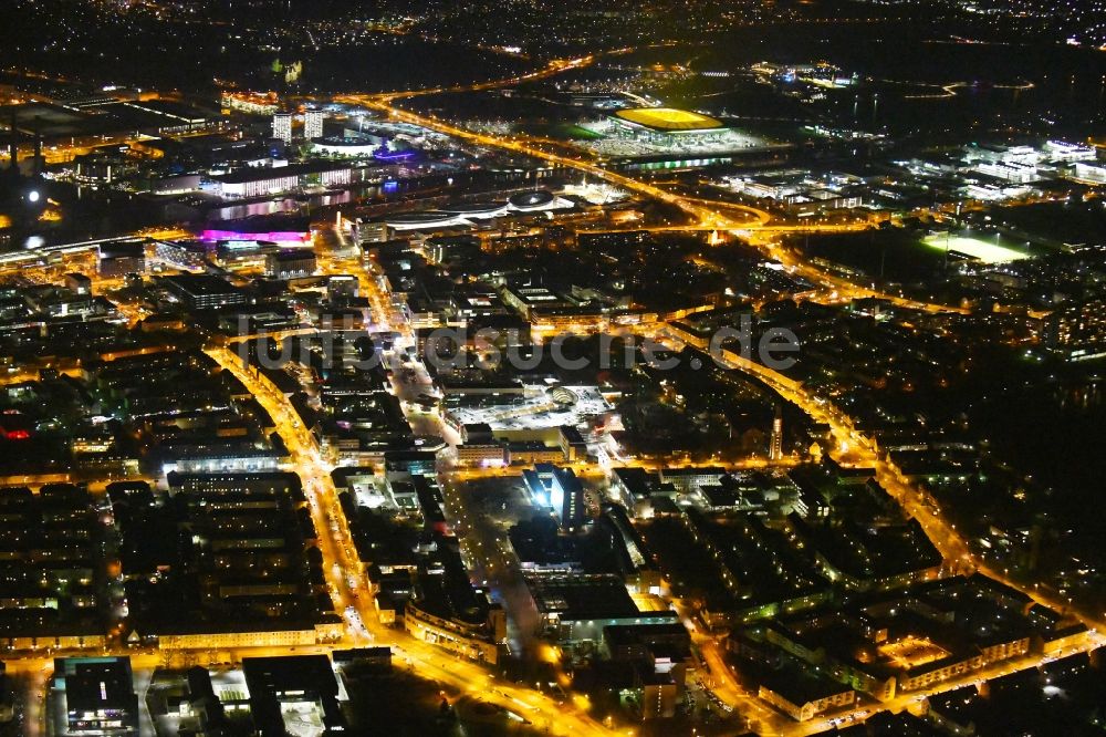 Wolfsburg bei Nacht aus der Vogelperspektive: Nachtluftbild Stadtzentrum im Innenstadtbereich der Stadtmitte in Wolfsburg im Bundesland Niedersachsen, Deutschland