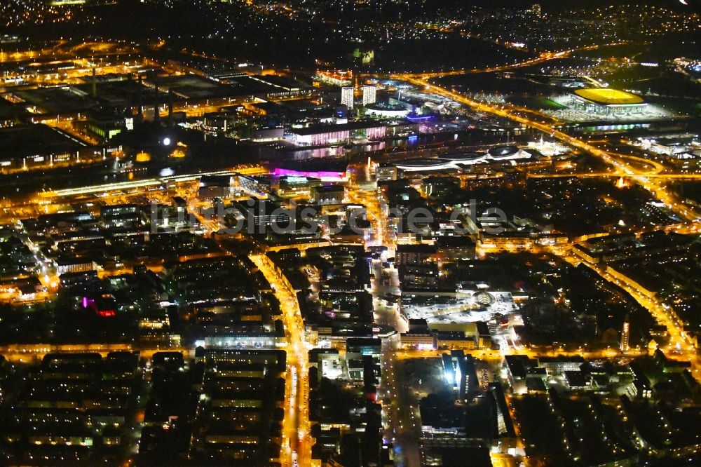 Nachtluftbild Wolfsburg - Nachtluftbild Stadtzentrum im Innenstadtbereich der Stadtmitte in Wolfsburg im Bundesland Niedersachsen, Deutschland