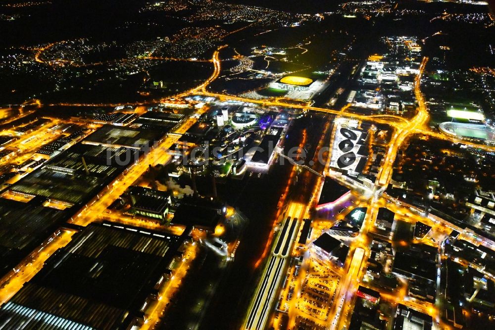 Nacht-Luftaufnahme Wolfsburg - Nachtluftbild Stadtzentrum im Innenstadtbereich der Stadtmitte in Wolfsburg im Bundesland Niedersachsen, Deutschland