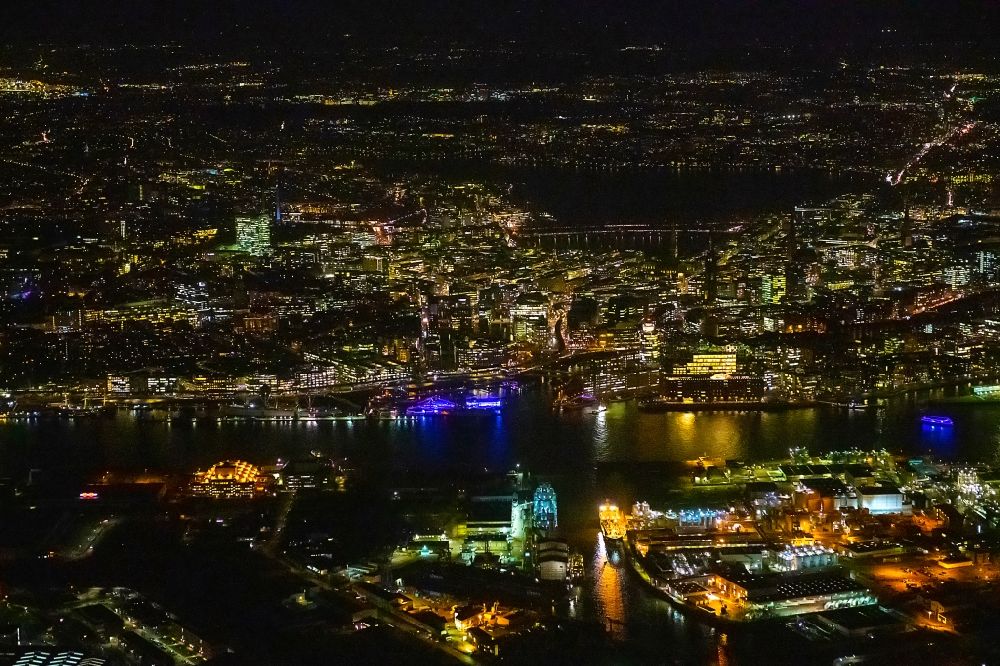 Nacht-Luftaufnahme Hamburg - Nachtluftbild Stadtzentrum im Innenstadtbereich am Ufer des Flußverlaufes der Elbe in Hamburg, Deutschland