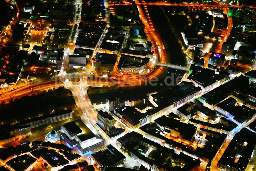 Nachtluftbild Saarbrücken - Nachtluftbild Stadtzentrum im Innenstadtbereich am Ufer des Flußverlaufes der Saar in Saarbrücken im Bundesland Saarland, Deutschland