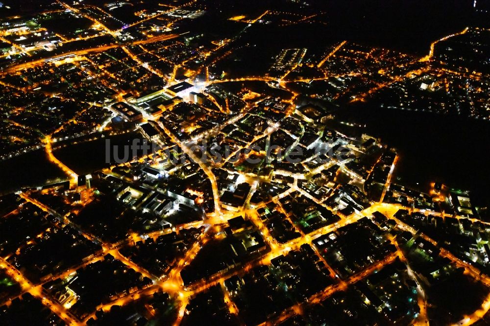 Weimar bei Nacht von oben - Nachtluftbild Stadtzentrum im Innenstadtbereich in Weimar im Bundesland Thüringen, Deutschland