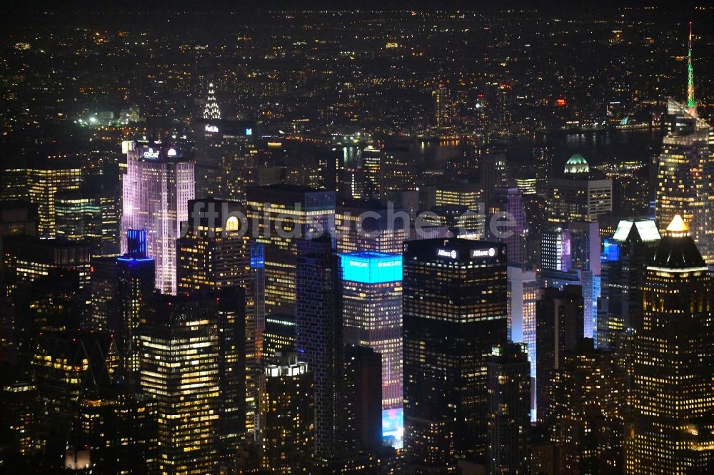 New York bei Nacht von oben - Nachtluftbild Stadtzentrum mit der Skyline am Broadway in Manhattan in New York in USA