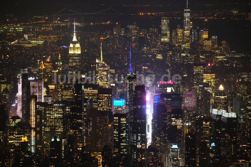 New York bei Nacht aus der Vogelperspektive: Nachtluftbild Stadtzentrum mit der Skyline am Broadway in Manhattan in New York in USA