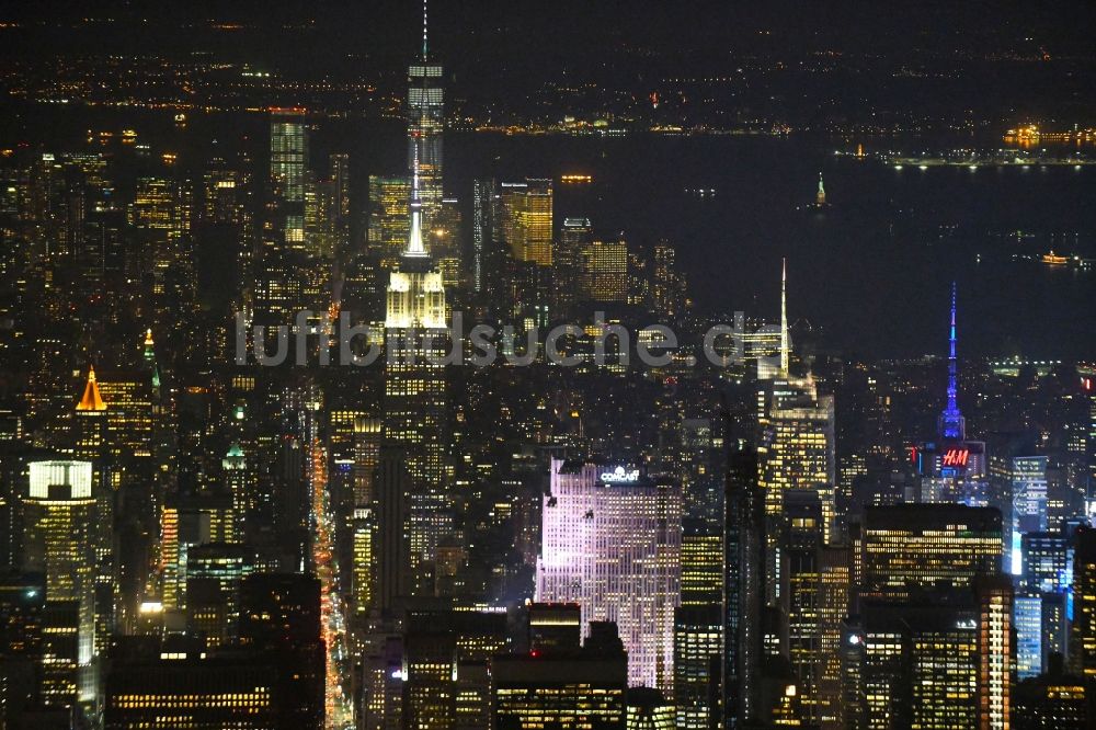 Nachtluftbild New York - Nachtluftbild Stadtzentrum mit der Skyline am Broadway in Manhattan in New York in USA