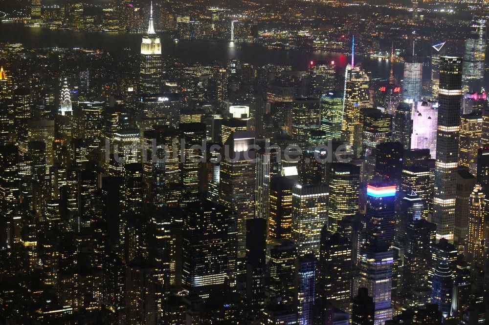 Nacht-Luftaufnahme New York - Nachtluftbild Stadtzentrum mit der Skyline am Broadway in Manhattan in New York in USA