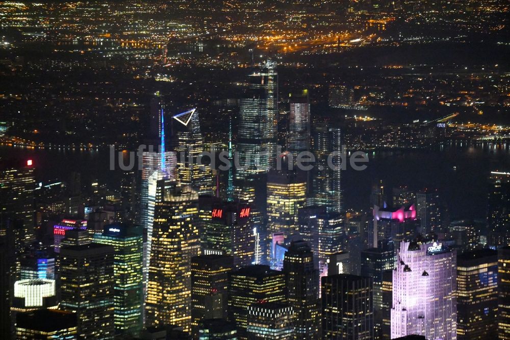 New York bei Nacht von oben - Nachtluftbild Stadtzentrum mit der Skyline am Broadway in Manhattan in New York in USA