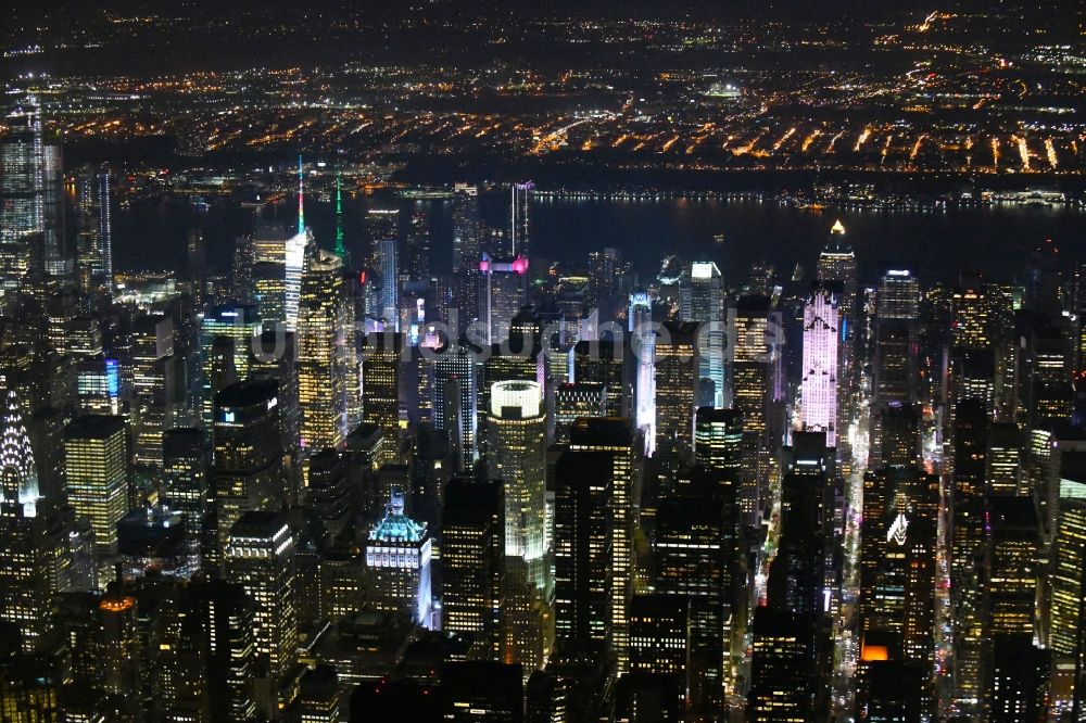 New York bei Nacht aus der Vogelperspektive: Nachtluftbild Stadtzentrum mit der Skyline am Broadway in Manhattan in New York in USA