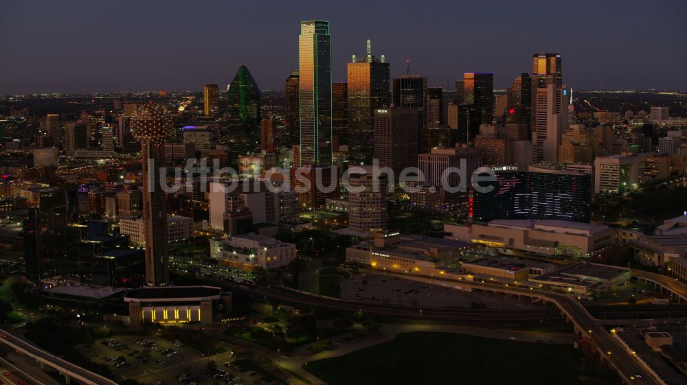 Nachtluftbild Dallas - Nachtluftbild Stadtzentrum mit der Skyline im Innenstadtbereich in Dallas in Texas, USA