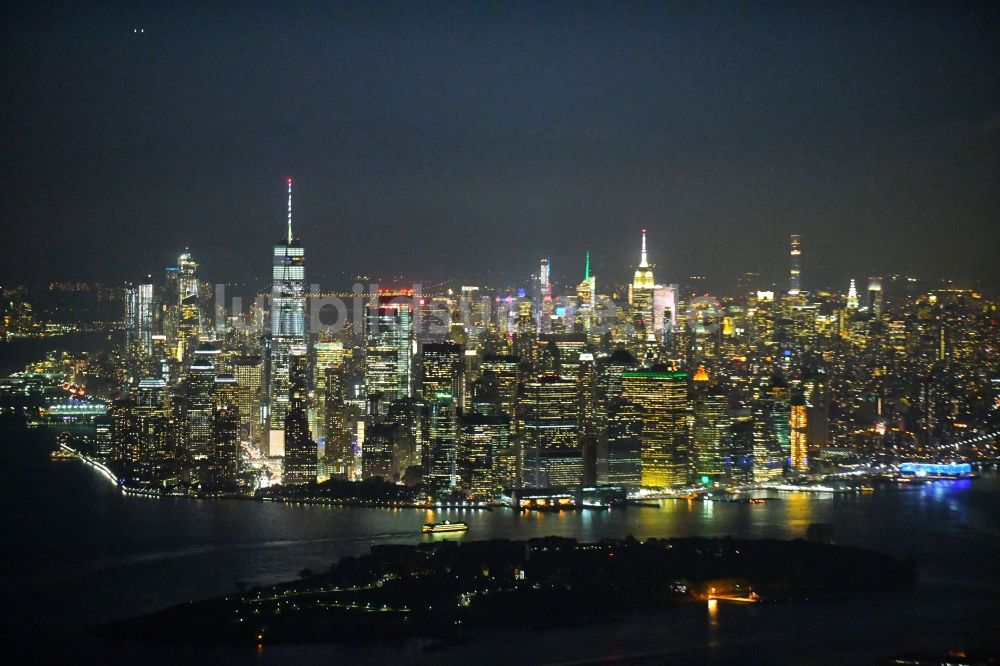 New York bei Nacht aus der Vogelperspektive: Nachtluftbild Stadtzentrum mit der Skyline im Innenstadtbereich im Ortsteil Manhattan in New York in USA