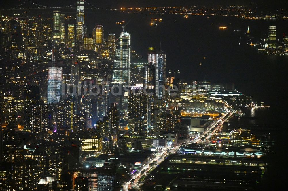 Nacht-Luftaufnahme New York - Nachtluftbild Stadtzentrum mit der Skyline im Innenstadtbereich im Ortsteil Manhattan in New York in USA