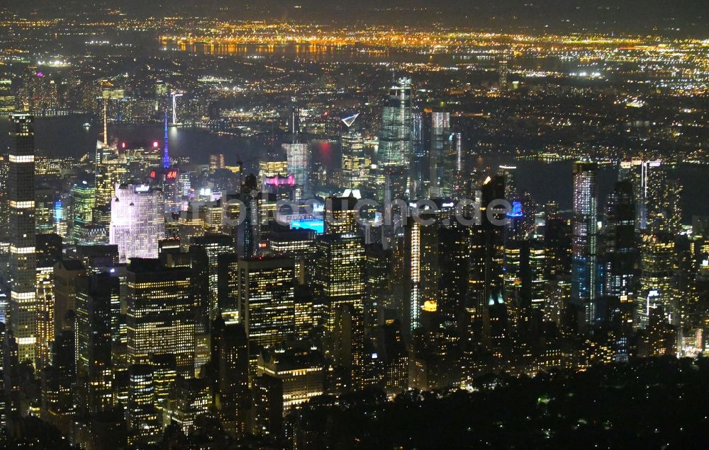 New York bei Nacht von oben - Nachtluftbild Stadtzentrum mit der Skyline im Innenstadtbereich im Ortsteil Manhattan in New York in USA