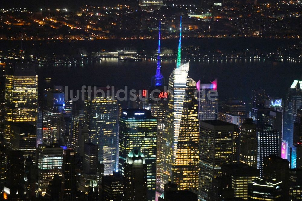 New York bei Nacht aus der Vogelperspektive: Nachtluftbild Stadtzentrum mit der Skyline im Innenstadtbereich im Ortsteil Manhattan in New York in USA