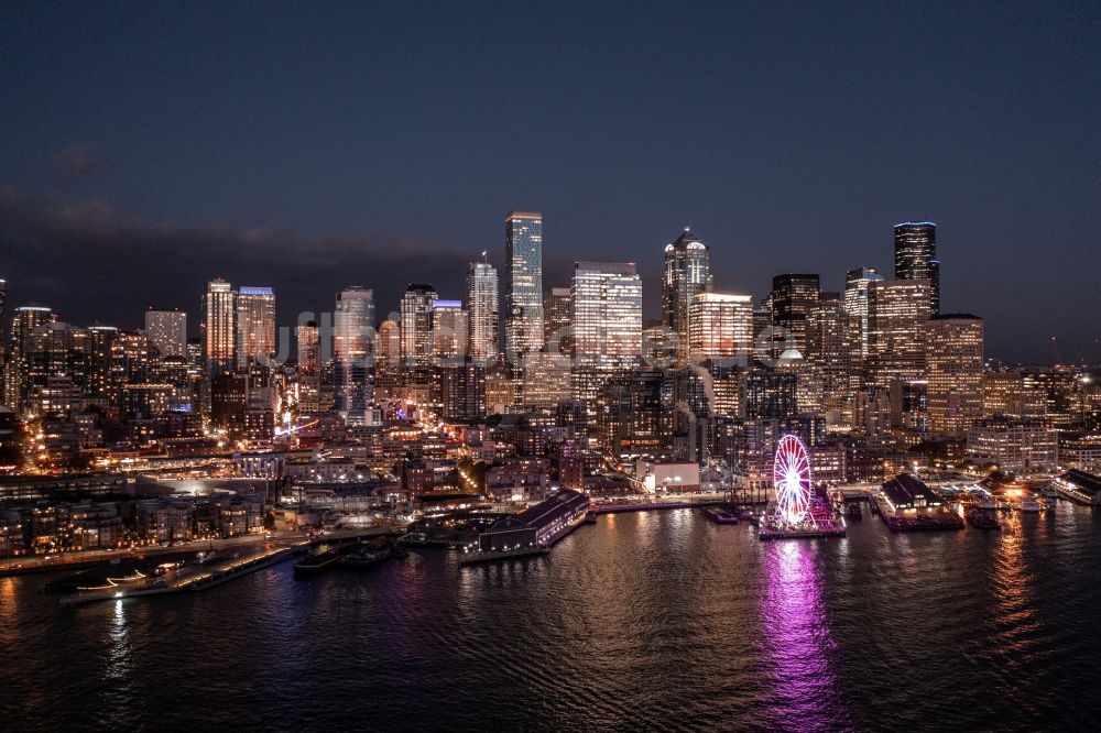 Seattle bei Nacht aus der Vogelperspektive: Nachtluftbild Stadtzentrum mit der Skyline im Innenstadtbereich in Seattle in Washington, USA