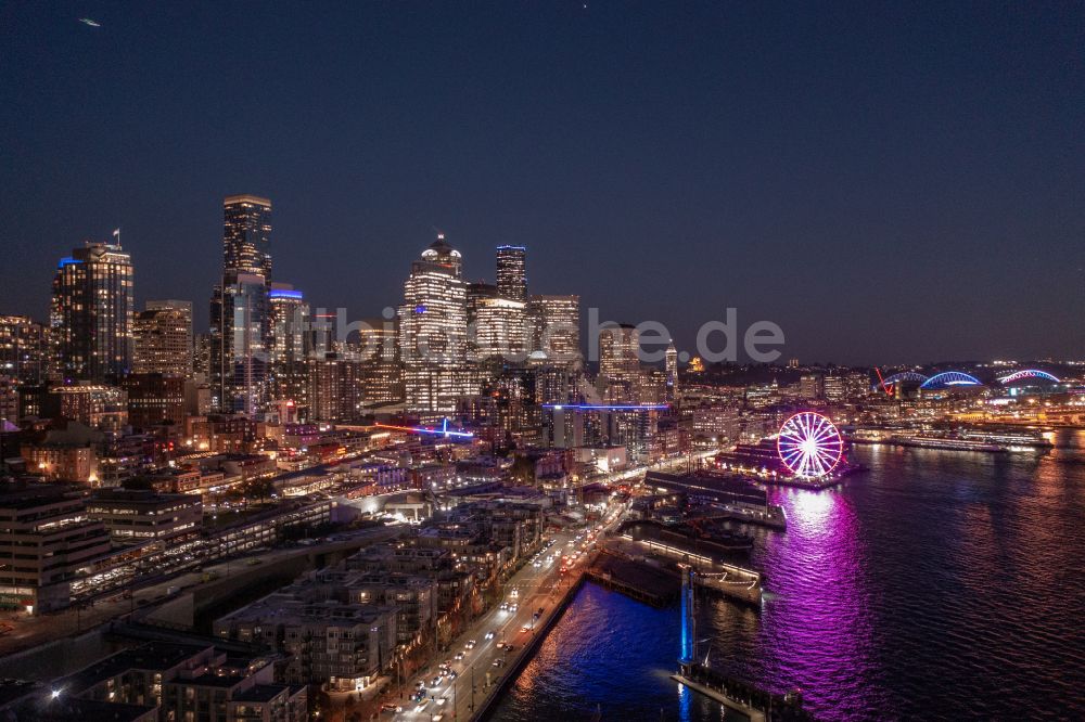 Nachtluftbild Seattle - Nachtluftbild Stadtzentrum mit der Skyline im Innenstadtbereich in Seattle in Washington, USA