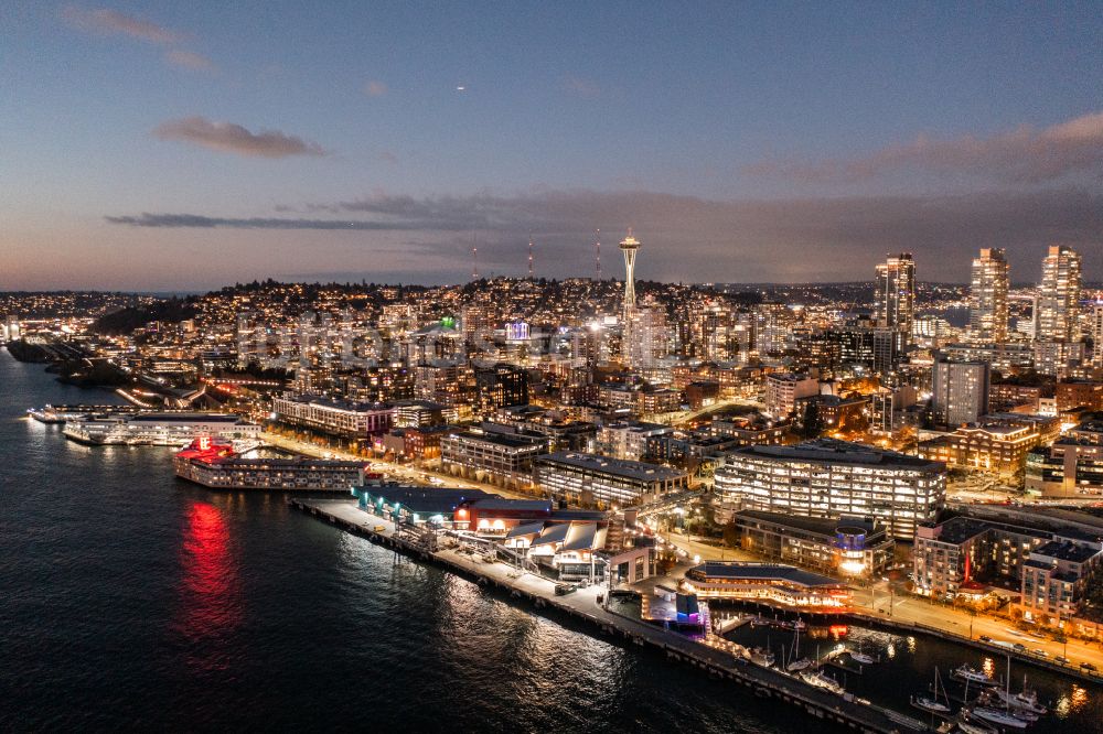 Seattle bei Nacht von oben - Nachtluftbild Stadtzentrum mit der Skyline im Innenstadtbereich in Seattle in Washington, USA