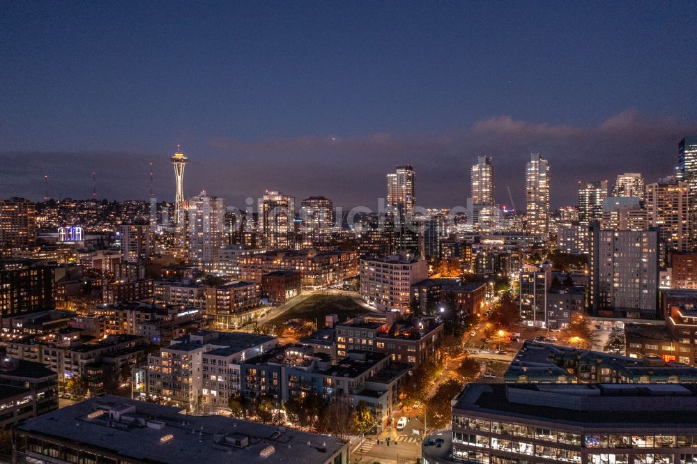 Seattle bei Nacht aus der Vogelperspektive: Nachtluftbild Stadtzentrum mit der Skyline im Innenstadtbereich in Seattle in Washington, USA