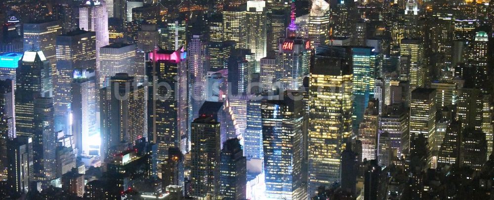 Nacht-Luftaufnahme New York - Nachtluftbild Stadtzentrum mit der Skyline im Innenstadtbereich Times Square - Broadway in Manhattan in New York in USA