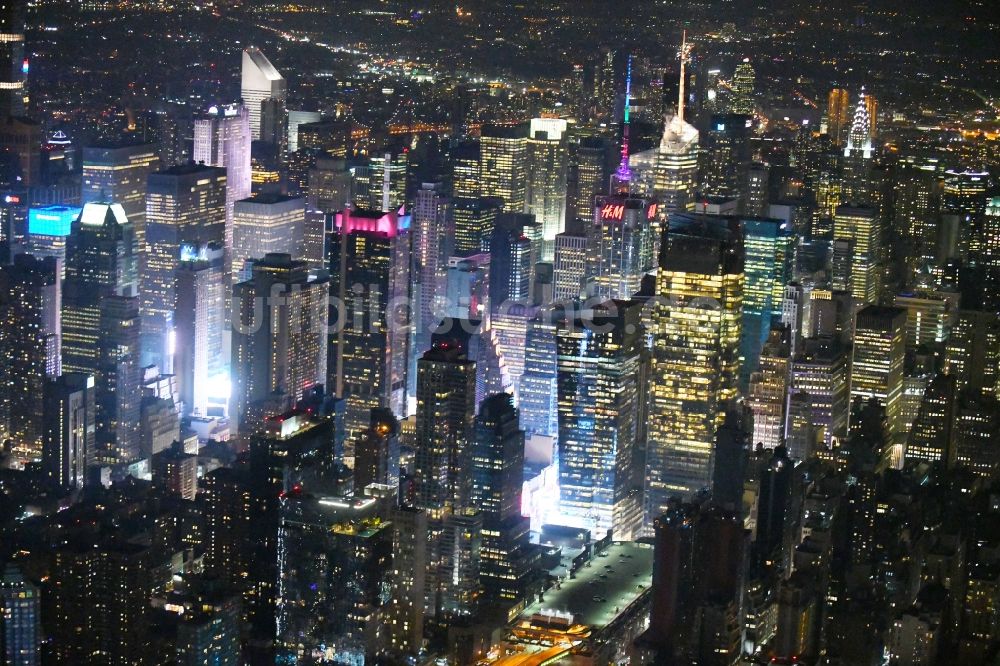 New York bei Nacht von oben - Nachtluftbild Stadtzentrum mit der Skyline im Innenstadtbereich Times Square - Broadway in Manhattan in New York in USA