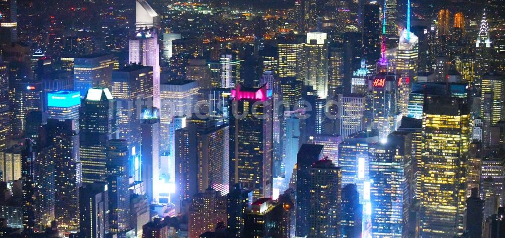 New York bei Nacht aus der Vogelperspektive: Nachtluftbild Stadtzentrum mit der Skyline im Innenstadtbereich Times Square - Broadway in Manhattan in New York in USA