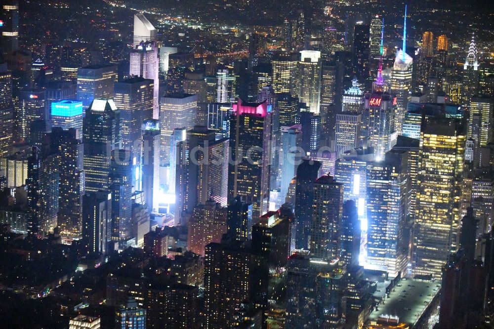 Nachtluftbild New York - Nachtluftbild Stadtzentrum mit der Skyline im Innenstadtbereich Times Square - Broadway in Manhattan in New York in USA