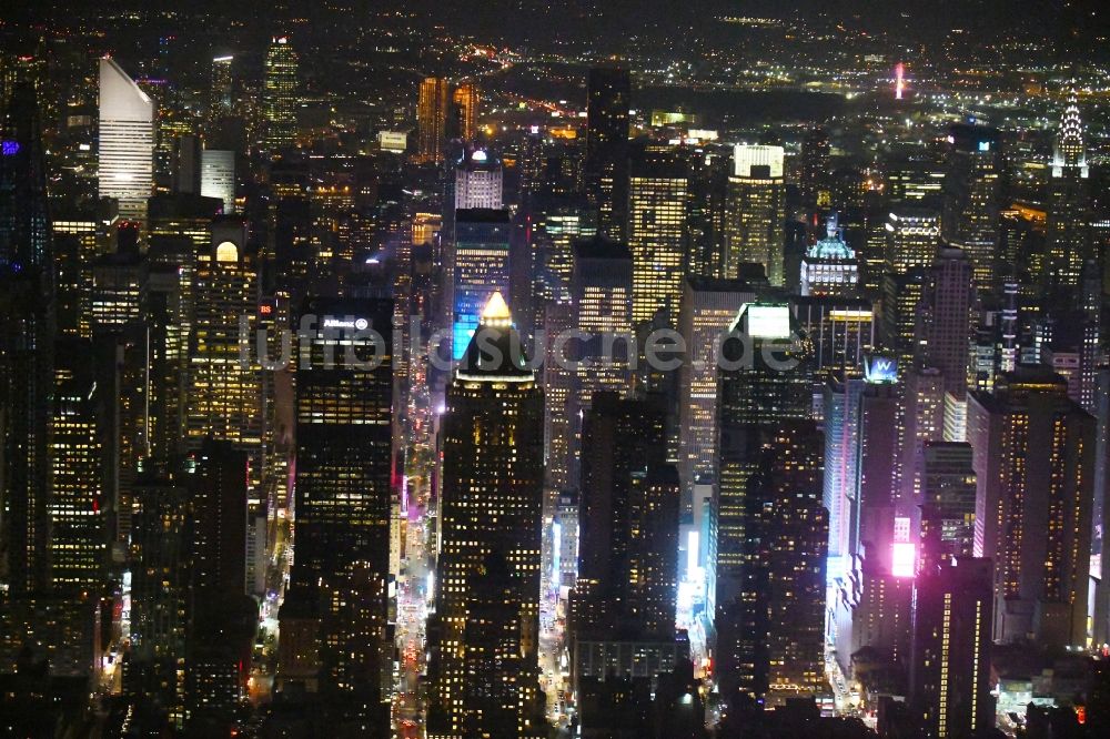 Nacht-Luftaufnahme New York - Nachtluftbild Stadtzentrum mit der Skyline am Times Squar - Broadway in New York in USA